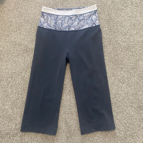 Lululemon Reversible Groove Crop Pants Pattern Wide Flare Leg Capri Yoga Size 4 - Picture 1 of 7